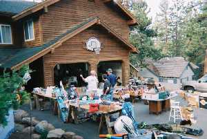 800px-Yard_Sale_Northern_CA_2005